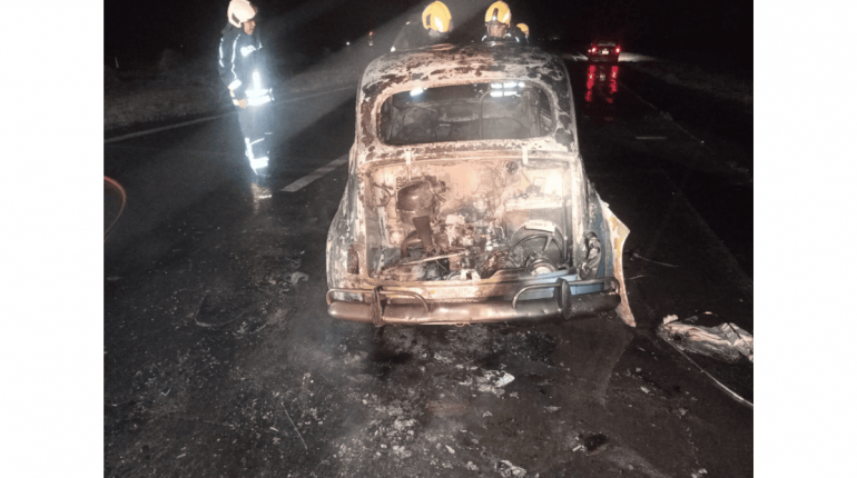 Incendio de un Auto de Colección en la Autopista